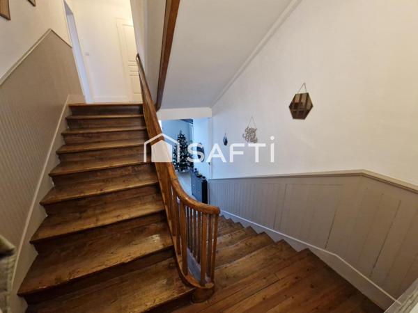 Maison de 213 m², cour et terrasse.