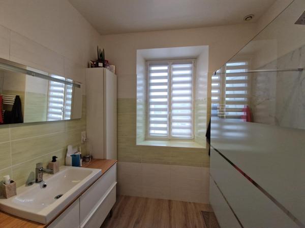 Maison de 213 m², cour et terrasse.