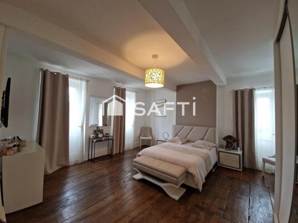 Maison de 213 m², cour et terrasse.