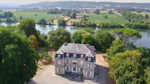 Château Classé de 1840 avec Dépendance et Installations Équestres sur 5,11 ha