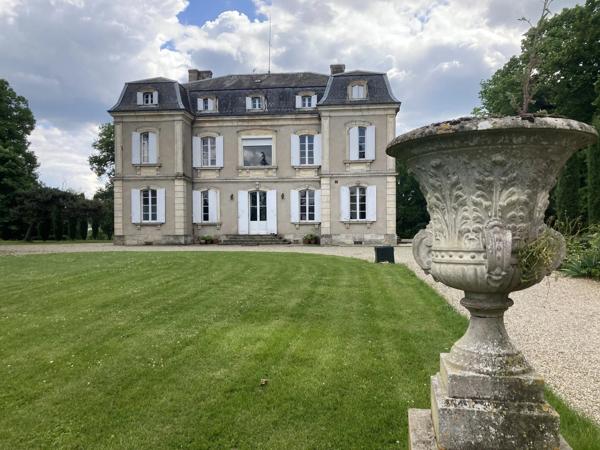 Château Classé de 1840 avec Dépendance et Installations Équestres sur 5,11 ha