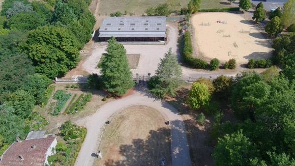 Château Classé de 1840 avec Dépendance et Installations Équestres sur 5,11 ha