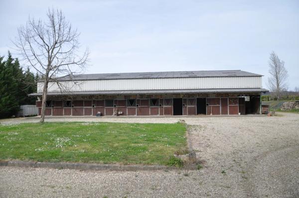 Château Classé de 1840 avec Dépendance et Installations Équestres sur 5,11 ha