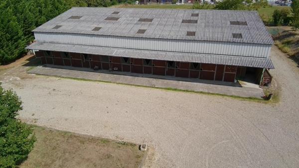 Château Classé de 1840 avec Dépendance et Installations Équestres sur 5,11 ha