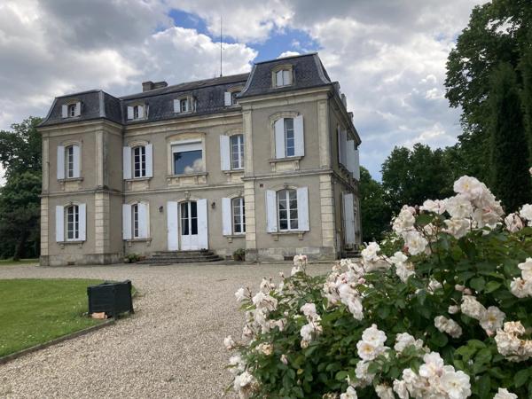 Château Classé de 1840 avec Dépendance et Installations Équestres sur 5,11 ha