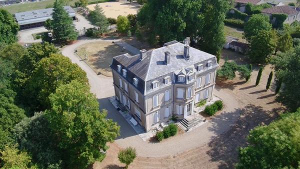 Château Classé de 1840 avec Dépendance et Installations Équestres sur 5,11 ha