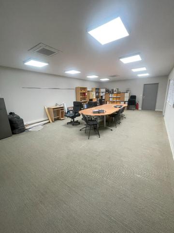 Location local commercial Lavelanet - 1238 m² - 3 450 €/mois