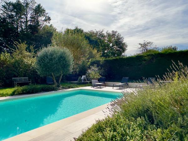 BAGNEUX, Maison familiale 4 chambres sur jardin arboré-clos avec terrasses et piscine chauffée.