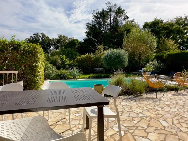 BAGNEUX, Maison familiale 4 chambres sur jardin arboré-clos avec terrasses et piscine chauffée.