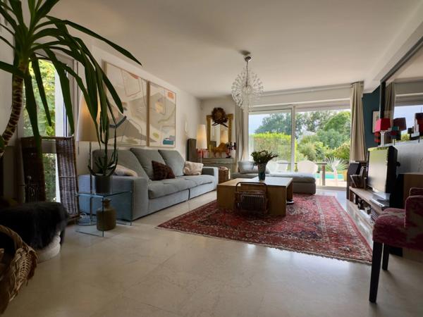 BAGNEUX, Maison familiale 4 chambres sur jardin arboré-clos avec terrasses et piscine chauffée.
