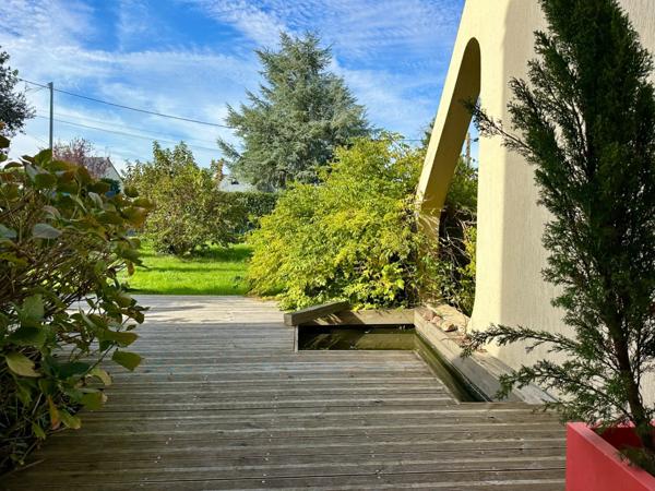 BAGNEUX, Maison familiale 4 chambres sur jardin arboré-clos avec terrasses et piscine chauffée.