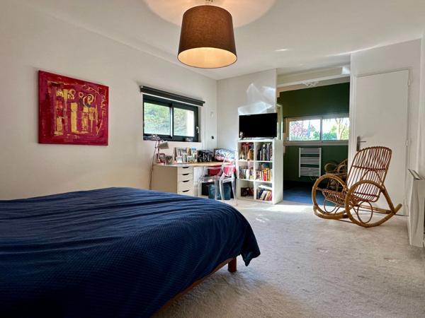BAGNEUX, Maison familiale 4 chambres sur jardin arboré-clos avec terrasses et piscine chauffée.