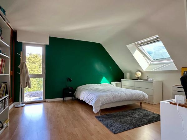 BAGNEUX, Maison familiale 4 chambres sur jardin arboré-clos avec terrasses et piscine chauffée.