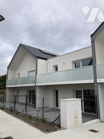 Appartement de Quatre pièces avec trois chambres , terrasse et deux places de parking extérieurs .