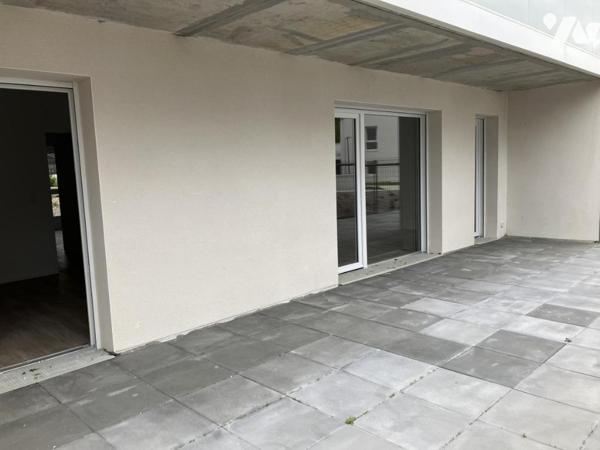 Appartement de Quatre pièces avec trois chambres , terrasse et deux places de parking extérieurs .