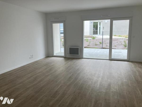 Appartement de Quatre pièces avec trois chambres , terrasse et deux places de parking extérieurs .