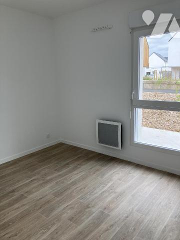 Appartement de Quatre pièces avec trois chambres , terrasse et deux places de parking extérieurs .