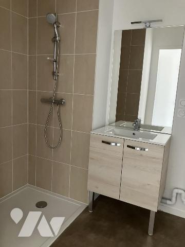 Appartement de Quatre pièces avec trois chambres , terrasse et deux places de parking extérieurs .