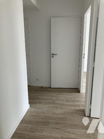 Appartement de Quatre pièces avec trois chambres , terrasse et deux places de parking extérieurs .