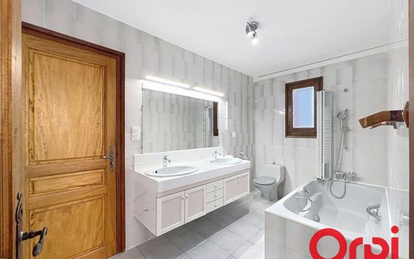 Appartement à louer    4 pièces • 137 m2 Pia