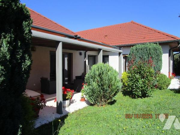 Maison d'habitation de plain-pied, sur vide sanitaire,  en excellent état d'entretien, construi...