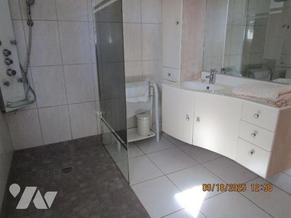 Maison d'habitation de plain-pied, sur vide sanitaire,  en excellent état d'entretien, construi...