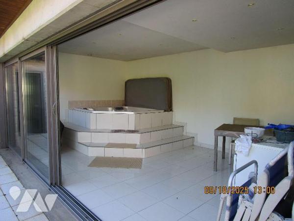 Maison d'habitation de plain-pied, sur vide sanitaire,  en excellent état d'entretien, construi...