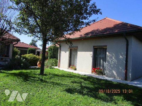 Maison d'habitation de plain-pied, sur vide sanitaire,  en excellent état d'entretien, construi...