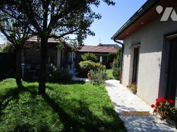 Maison d'habitation de plain-pied, sur vide sanitaire,  en excellent état d'entretien, construi...