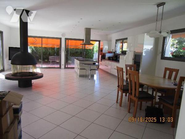 Maison d'habitation de plain-pied, sur vide sanitaire,  en excellent état d'entretien, construi...