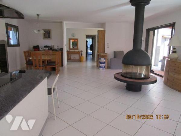 Maison d'habitation de plain-pied, sur vide sanitaire,  en excellent état d'entretien, construi...