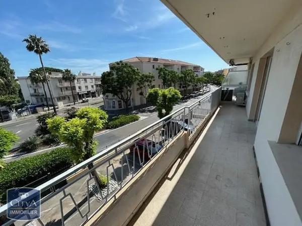 Appartement à louer 2 pièces 55.82m² Sanary-sur-Mer (83110)