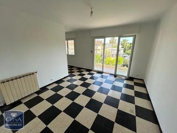 Appartement à louer 2 pièces 55.82m² Sanary-sur-Mer (83110)