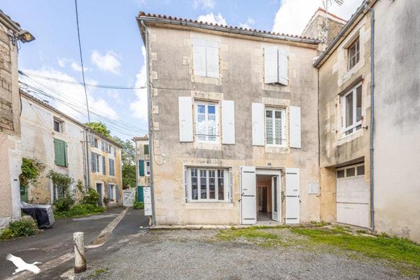 Immeuble à vendre 250 000 € Surgères 160 m² DPE C