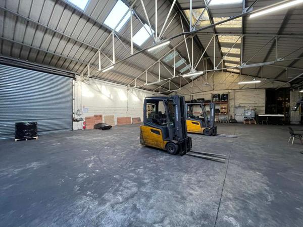 LOCAL D'ACTIVITE 5700m2 sur 10 000 m² , Terrain