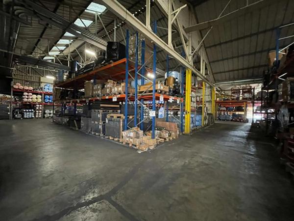 LOCAL D'ACTIVITE 5700m2 sur 10 000 m² , Terrain