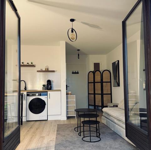 Sanary-sur-Mer – Studio rénové avec balcon dans résidence sécurisée avec piscine