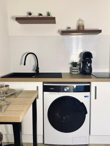 Sanary-sur-Mer – Studio rénové avec balcon dans résidence sécurisée avec piscine