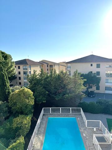 Sanary-sur-Mer – Studio rénové avec balcon dans résidence sécurisée avec piscine