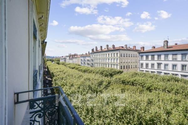 LYON 6 — ÉTAGE ÉLEVÉ — 175 M² — VUE DÉGAGÉE — BALCON