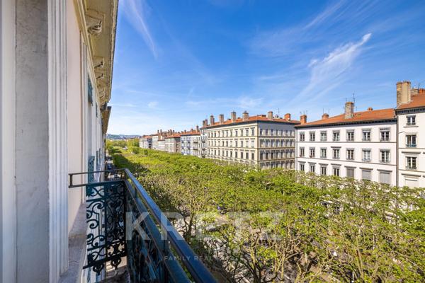 LYON 6 — ÉTAGE ÉLEVÉ — 175 M² — VUE DÉGAGÉE — BALCON