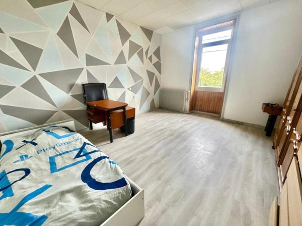 ROANNE - MAISON d'environ 110 m2 - 3 CHAMBRES - 1 BUREAU - TERRAIN 700 m2 - DEPENDANCES 41 m2