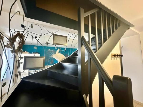 ROANNE - MAISON d'environ 110 m2 - 3 CHAMBRES - 1 BUREAU - TERRAIN 700 m2 - DEPENDANCES 41 m2