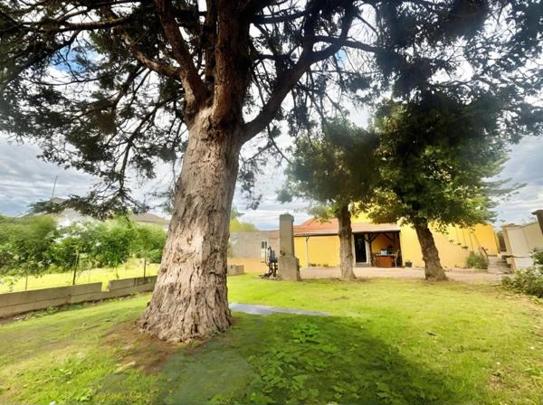 ROANNE - MAISON d'environ 110 m2 - 3 CHAMBRES - 1 BUREAU - TERRAIN 700 m2 - DEPENDANCES 41 m2