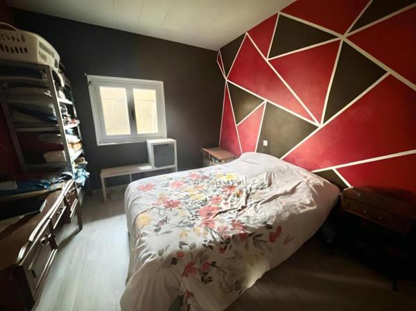 ROANNE - MAISON d'environ 110 m2 - 3 CHAMBRES - 1 BUREAU - TERRAIN 700 m2 - DEPENDANCES 41 m2