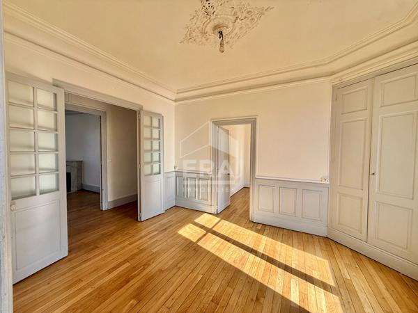 Appartement de caractère T4 de 67 m² avec cave. Parquet, moulures et cheminées