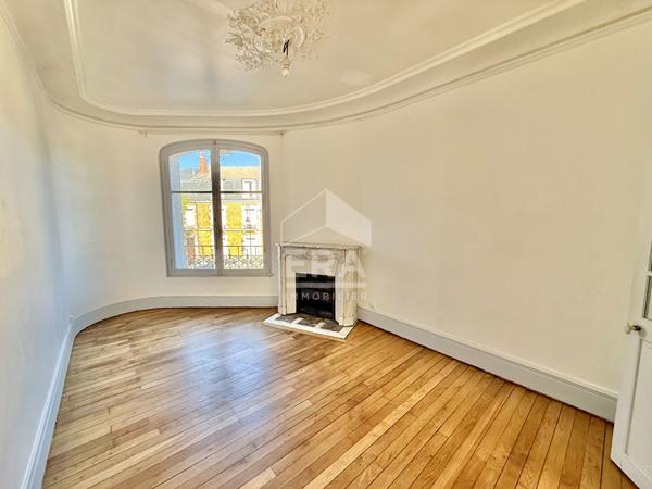 Appartement de caractère T4 de 67 m² avec cave. Parquet, moulures et cheminées