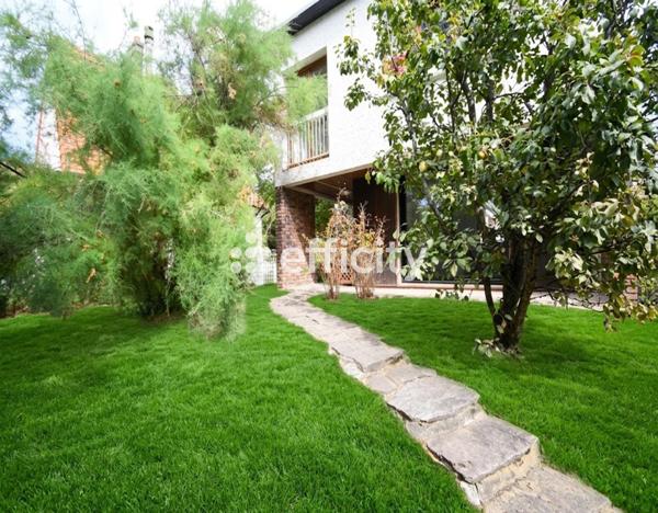 Maison
         7 pièces
        - 188 m² 580 000 € *