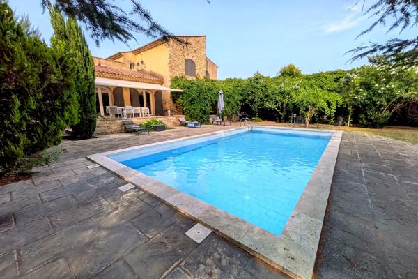 TRESQUES – Maison meublée de 173 m² avec piscine sous abri, jardin et dépendances
