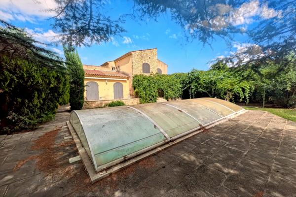TRESQUES – Maison meublée de 173 m² avec piscine sous abri, jardin et dépendances